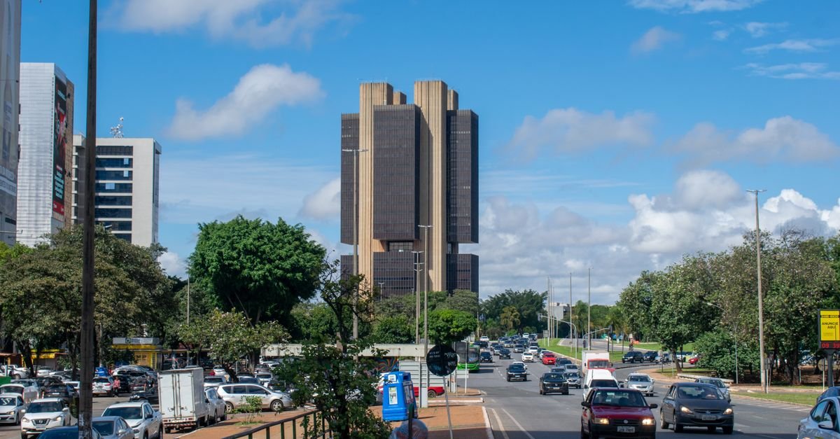 Edifício sede do Banco Central do Brasil visto do Eixo Monumental, em Brasília