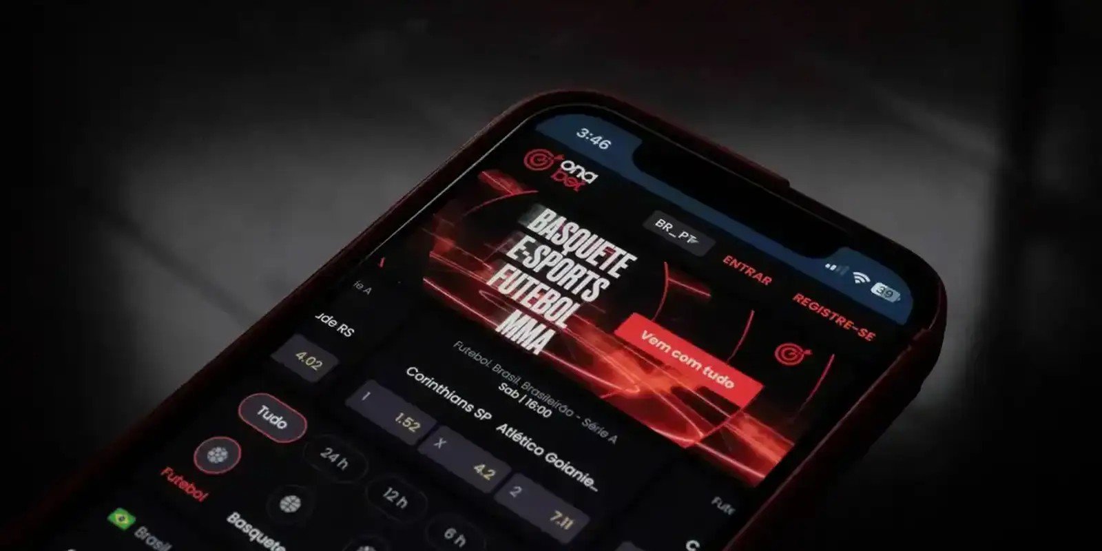 Tela de celular exibindo site de apostas esportivas com cotacoes de jogos