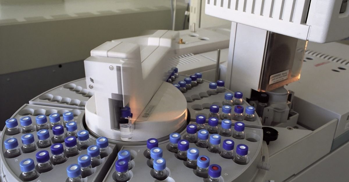 Equipamento de laboratório com frascos de amostra em análise automatizada