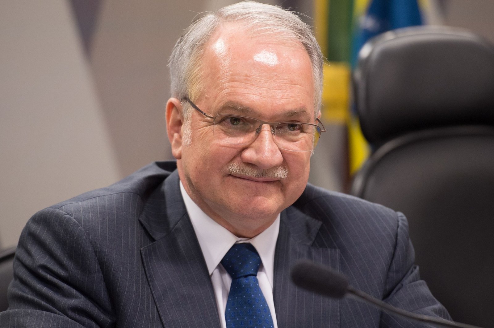 Retrato do ministro Edson Fachin sorrindo diante de microfone, em foto de arquivo de 2015