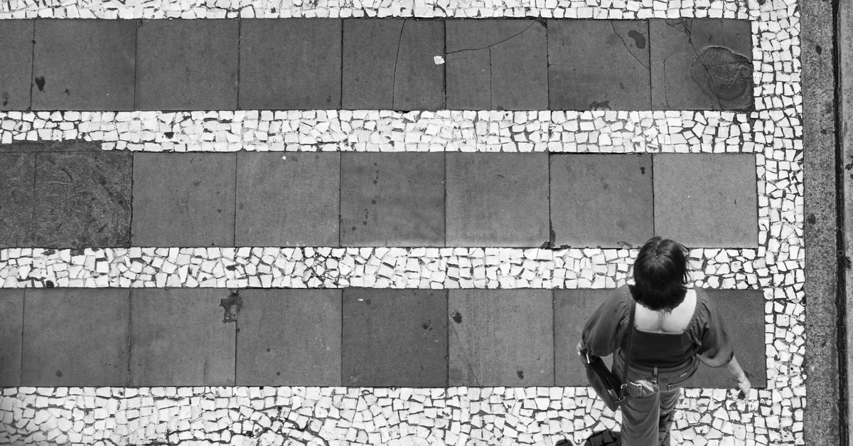 Faixa de pedestres com listras brancas vista de cima