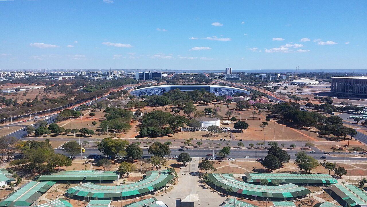 Vista aérea do Eixo Monumental com as coberturas verdes da Feira da Torre de TV em primeiro plano