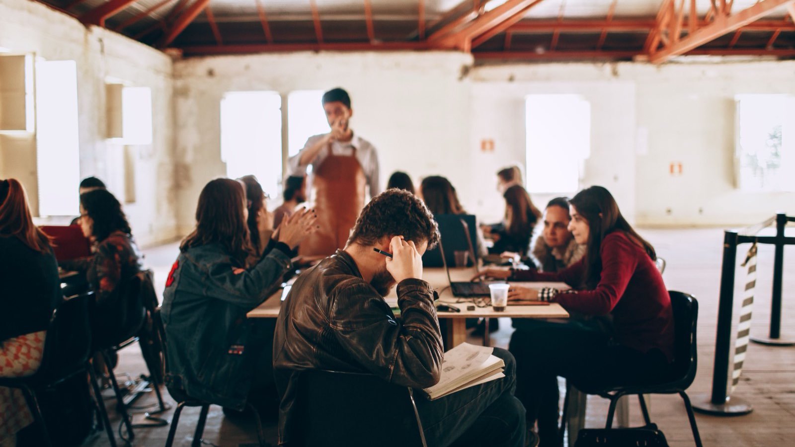 Grupo de estudantes em sala de estudo