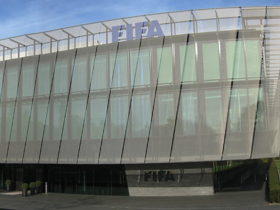 Fachada envidraçada da sede da Fifa em Zurique, na Suíça, com o nome da entidade no alto do prédio