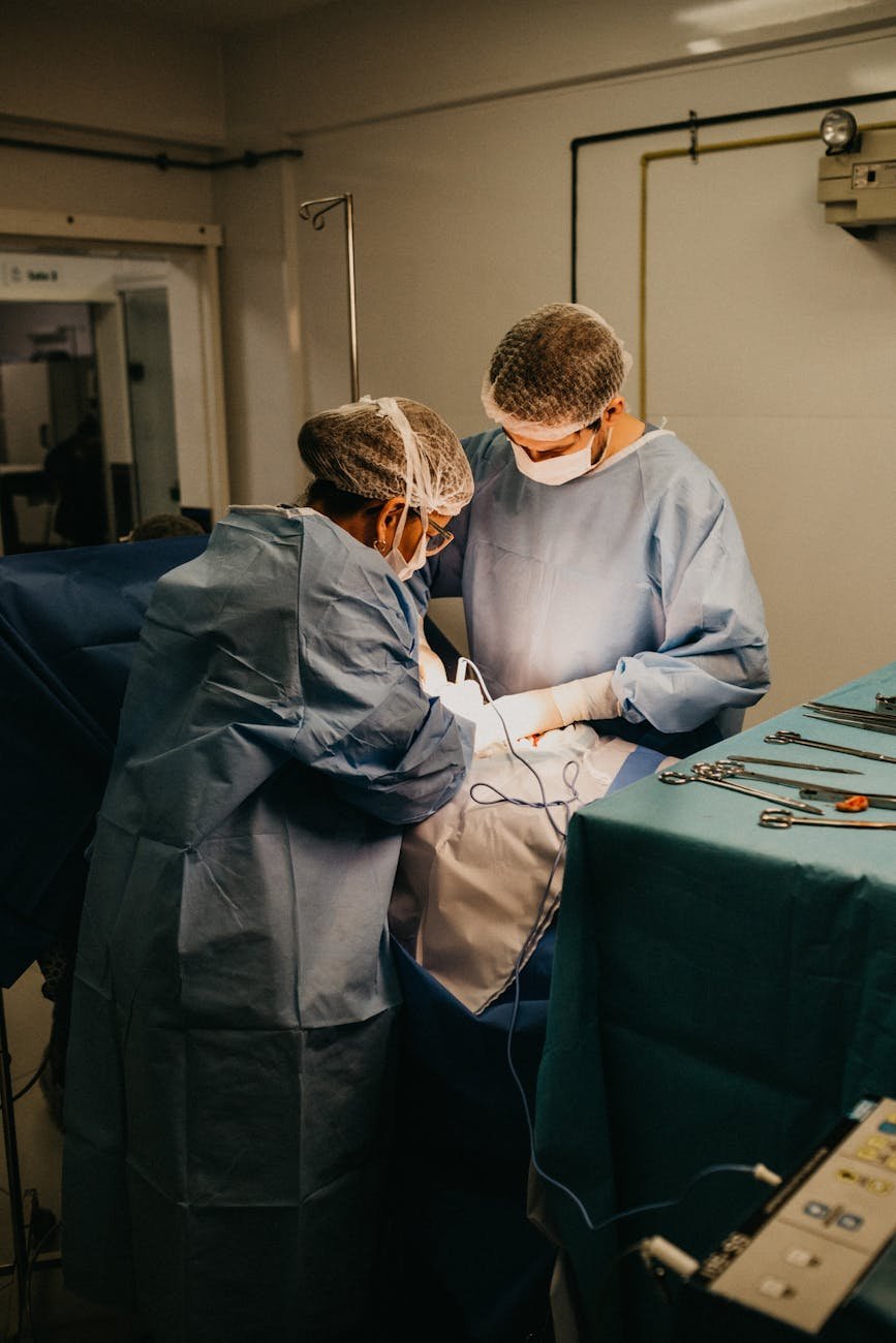 Médico realizando exame de swab na garganta de paciente