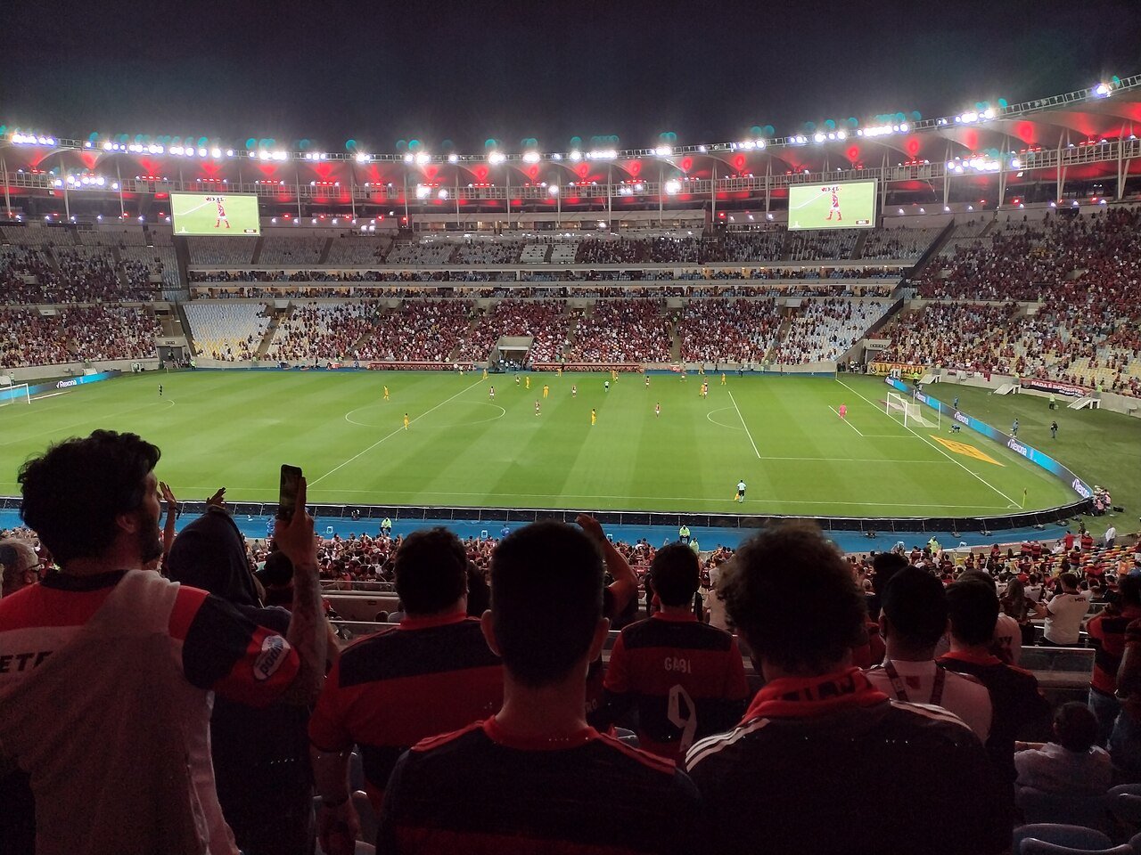 Maracanã lotado em noite de jogo do Flamengo, com torcida rubro-negra na arquibancada