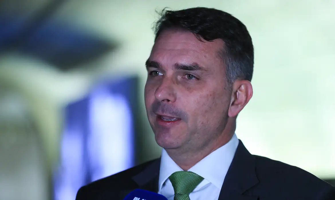 Senador Flávio Bolsonaro fala à imprensa
