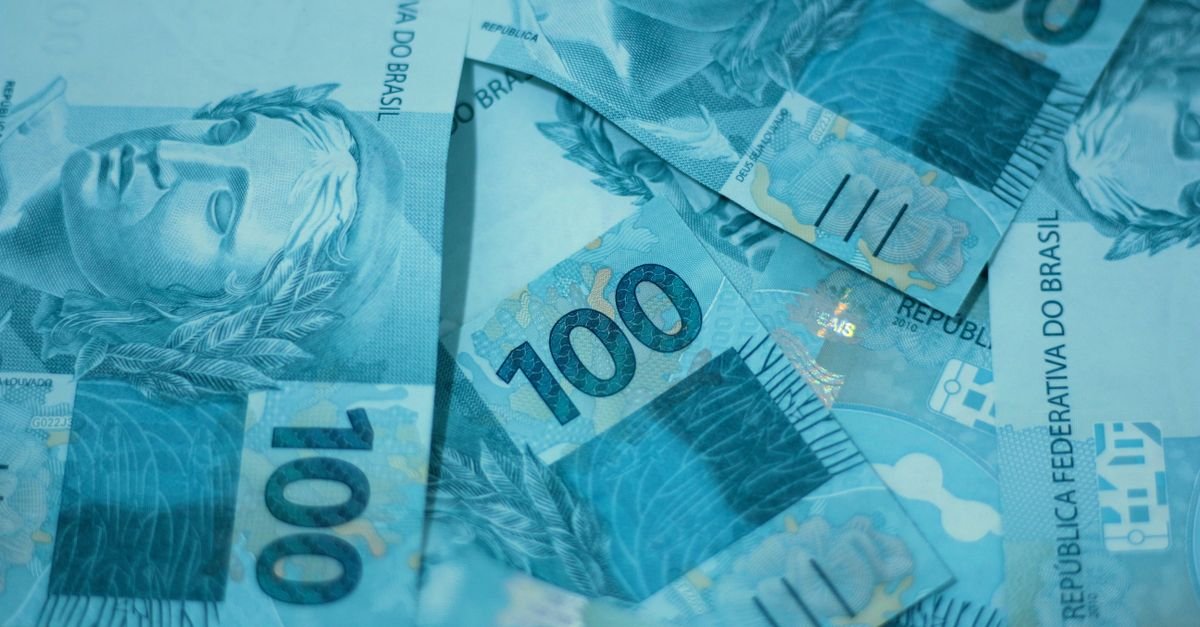 Cédulas de cem reais espalhadas vistas de perto