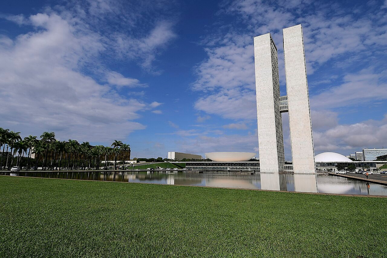 Fachada do Palácio do Congresso Nacional, em Brasília, vista do espelho d'água