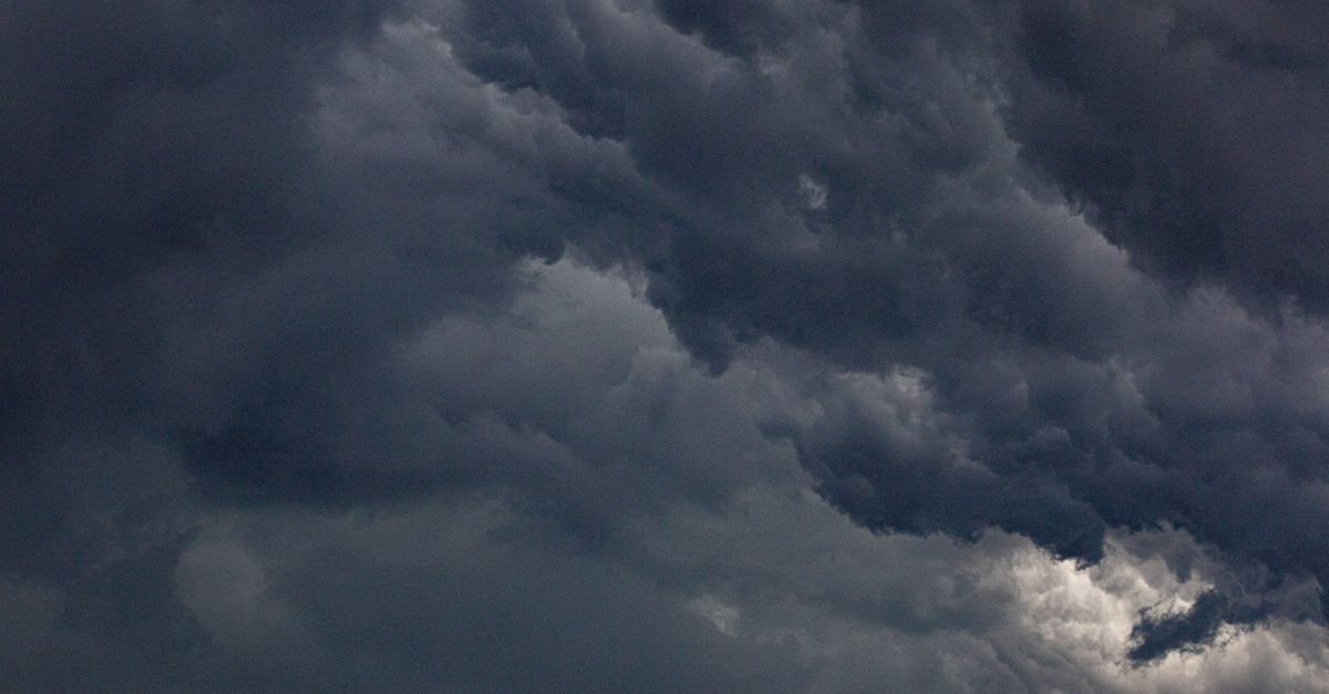 Nuvens escuras e carregadas cobrem o céu antes da chuva