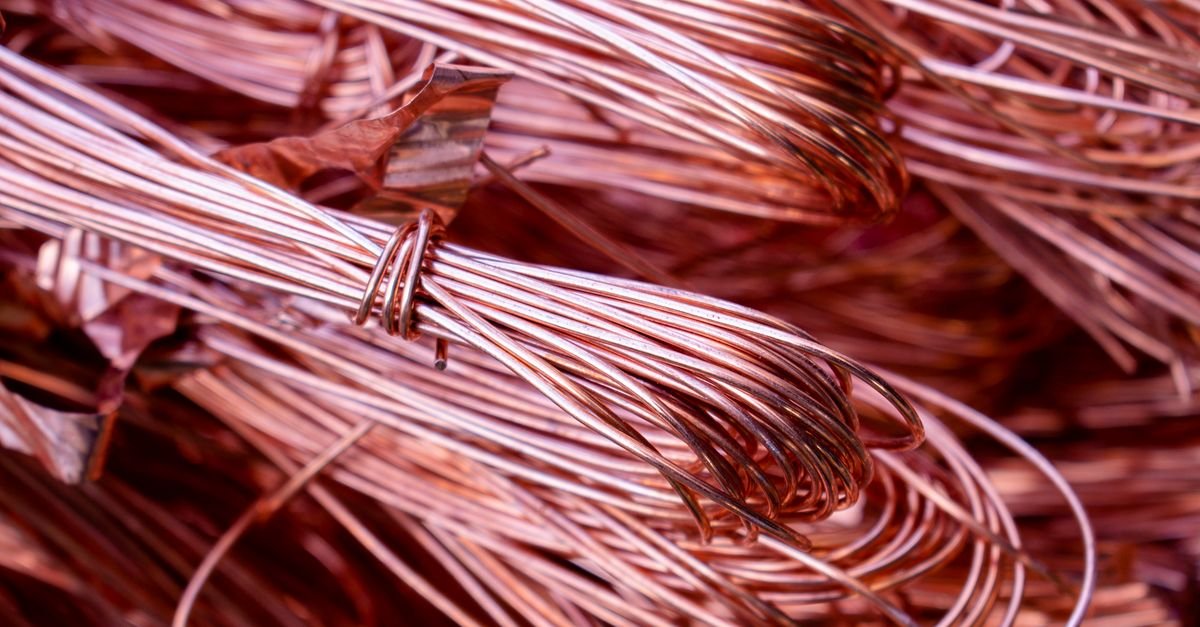 Fios de cobre enrolados em close, material visado no furto de cabos no DF