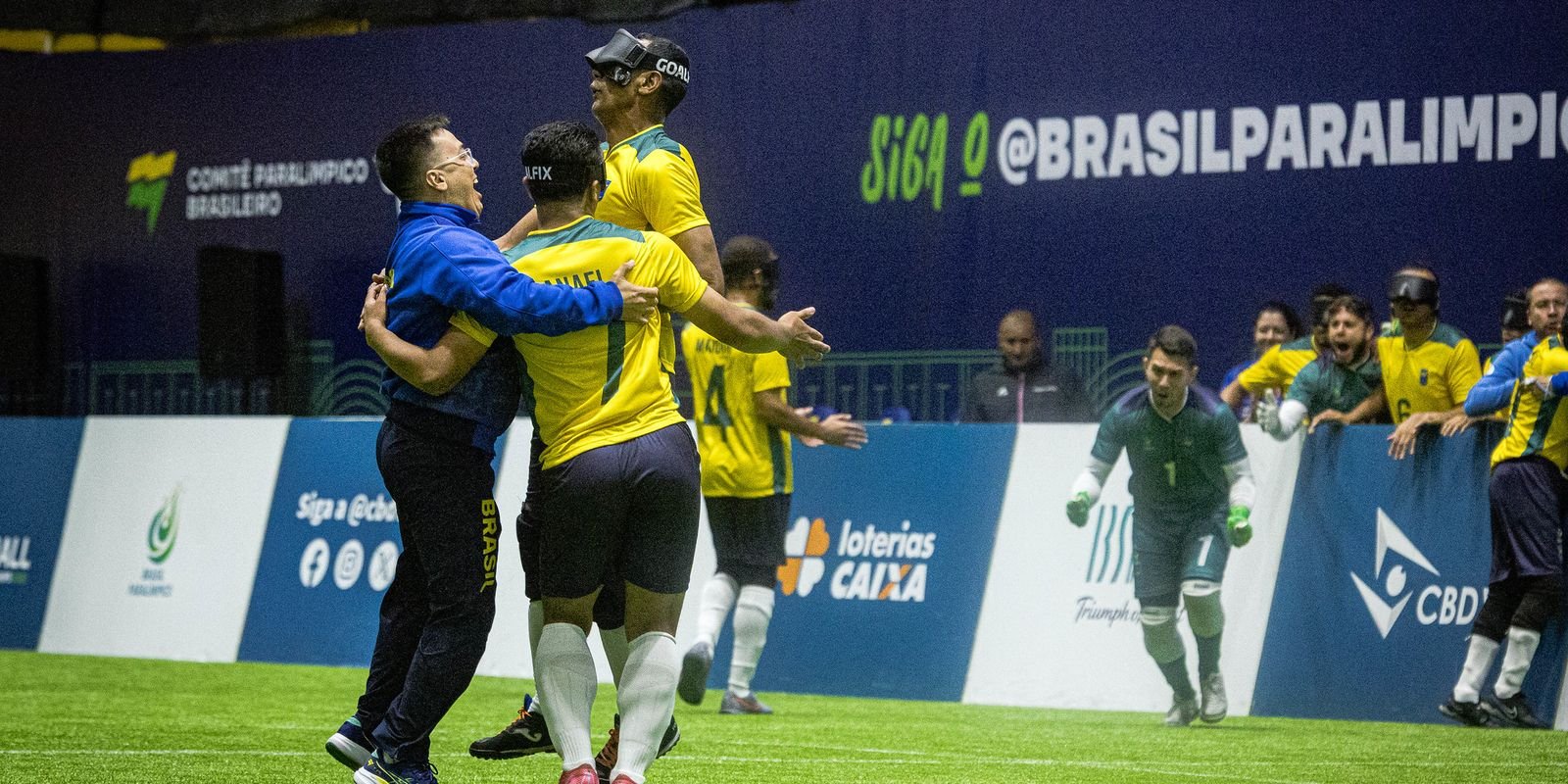 Jogadores da seleção brasileira de futebol de cegos comemoram gol durante a Copa América