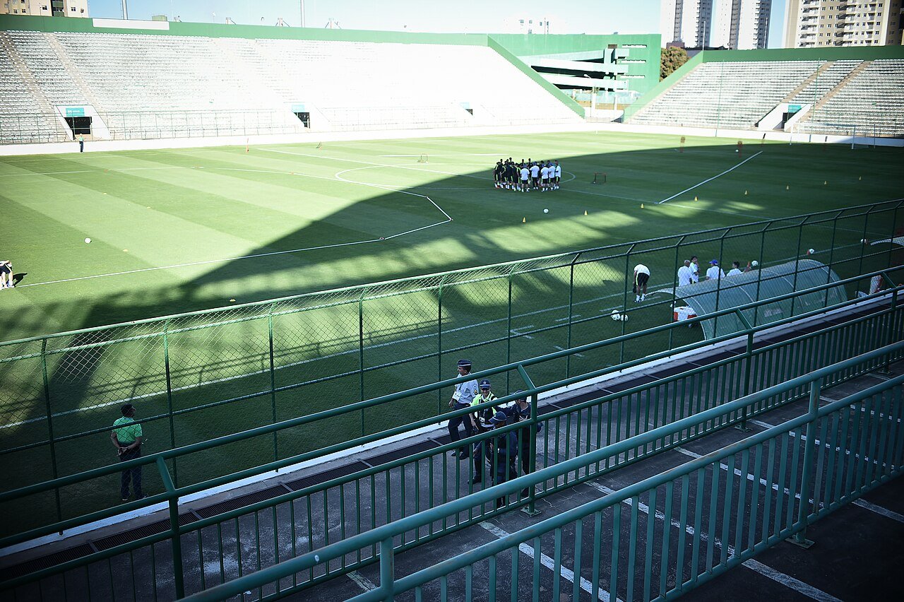 Arquibancadas verdes e gramado do estádio Bezerrão, no Gama, durante treino