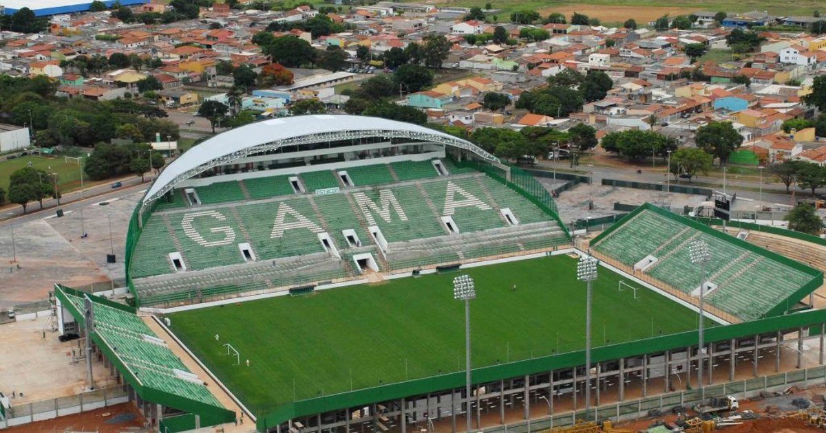 Vista aérea do Estádio Walmir Campelo Bezerra, o Bezerrão, no Gama, com o nome da cidade escrito nas arquibancadas