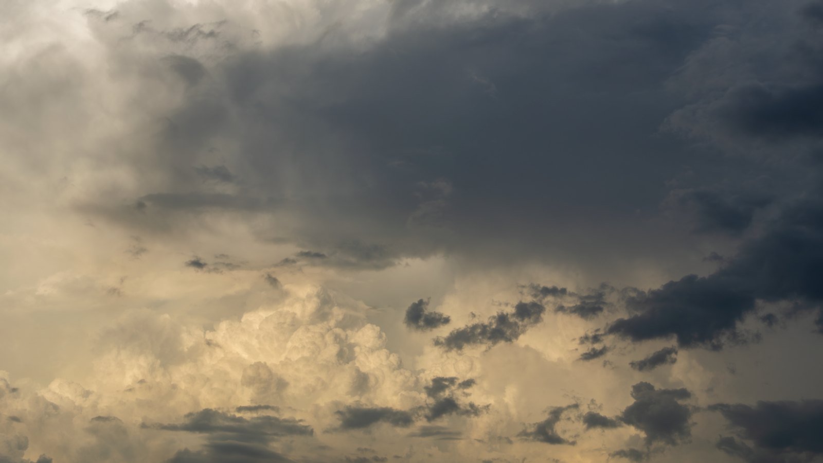 Nuvens carregadas de tempestade cobrindo o céu no fim da tarde