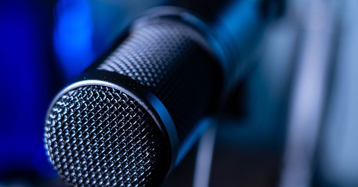 Microfone profissional em close com fundo azul desfocado