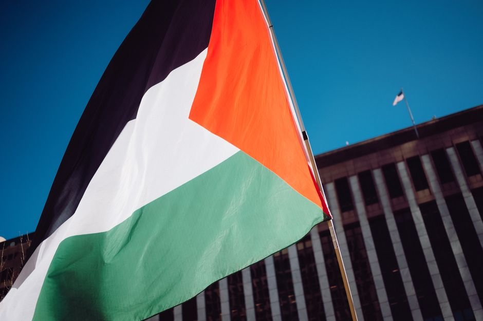 Bandeira da Palestina tremulando contra o céu azul