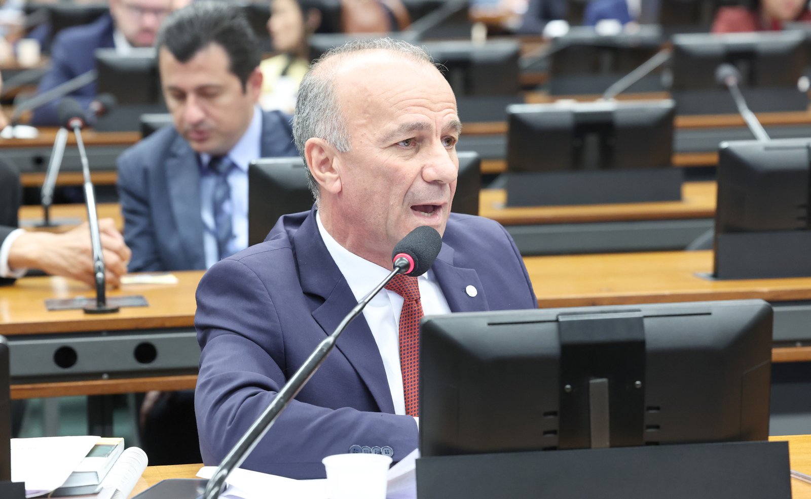 Deputado Helder Salomao fala ao microfone durante reuniao de comissao na Camara dos Deputados