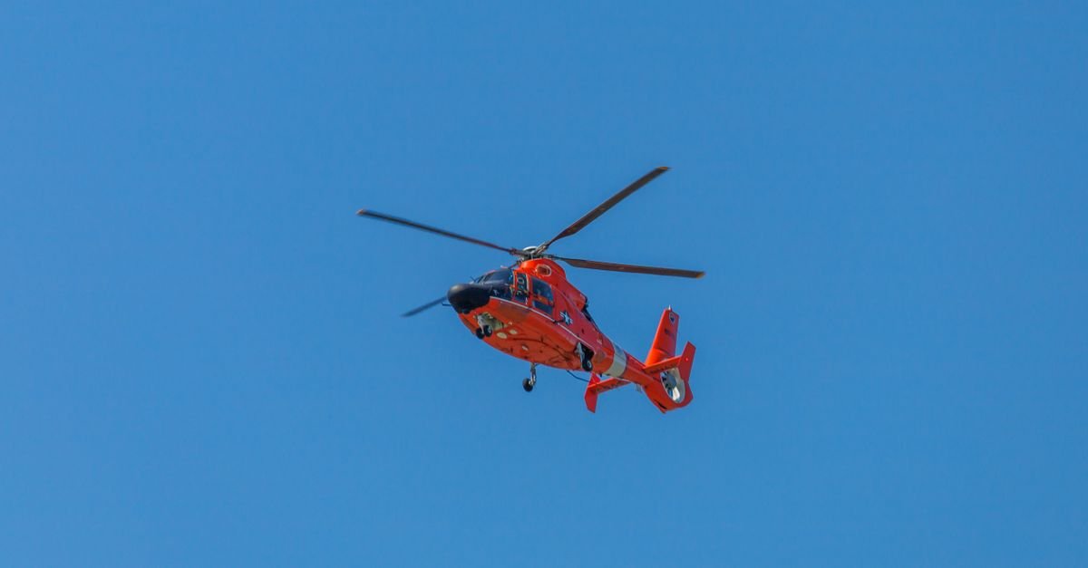 Helicóptero de pequeno porte em voo sob céu azul, imagem ilustrativa