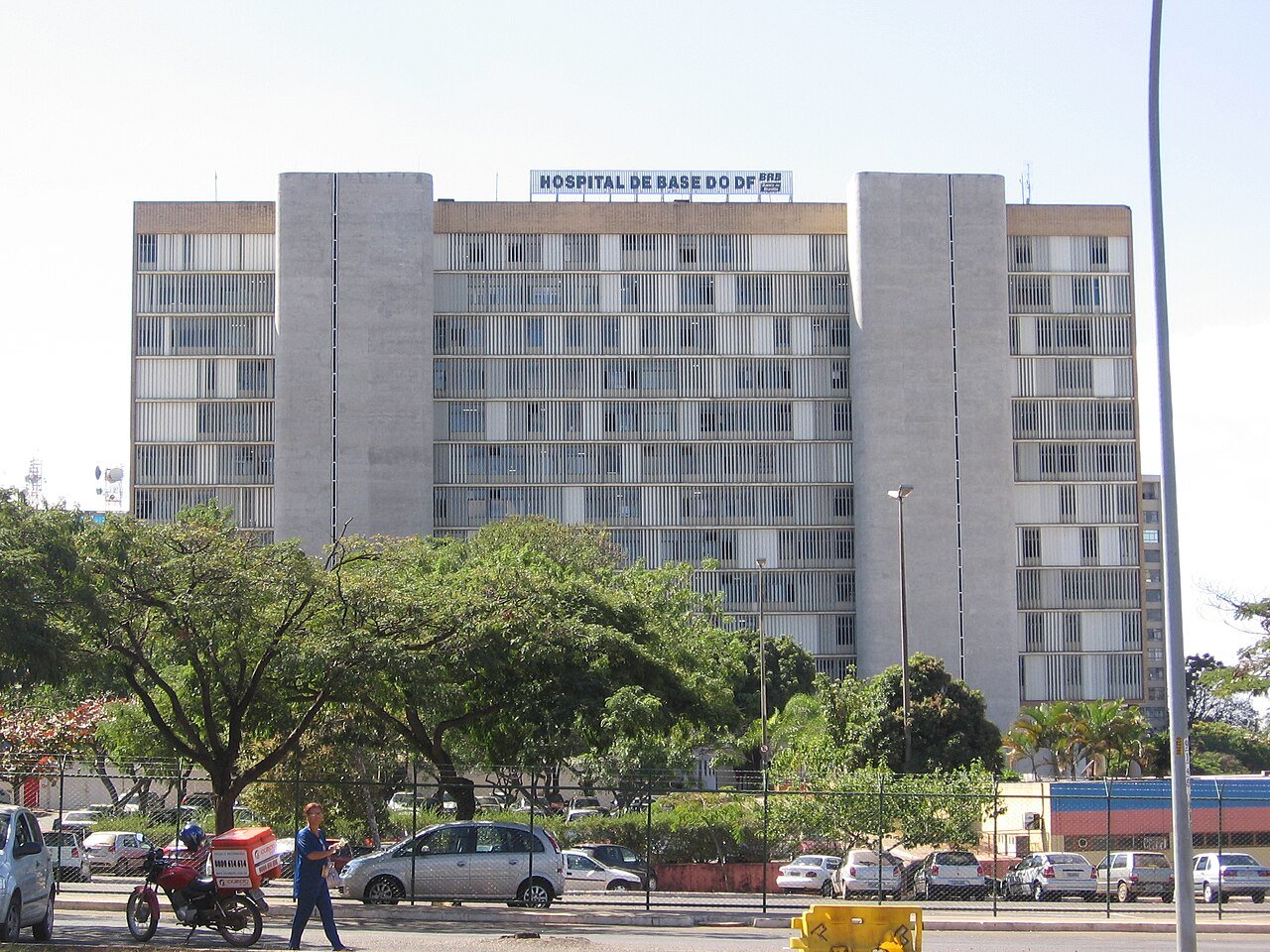 Fachada do Hospital de Base do Distrito Federal, com o letreiro do prédio visível