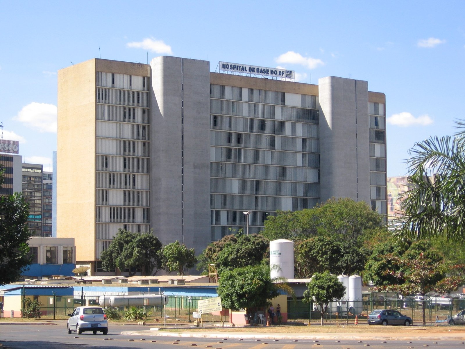 Fachada do Hospital de Base do Distrito Federal, em Brasília, sob céu azul