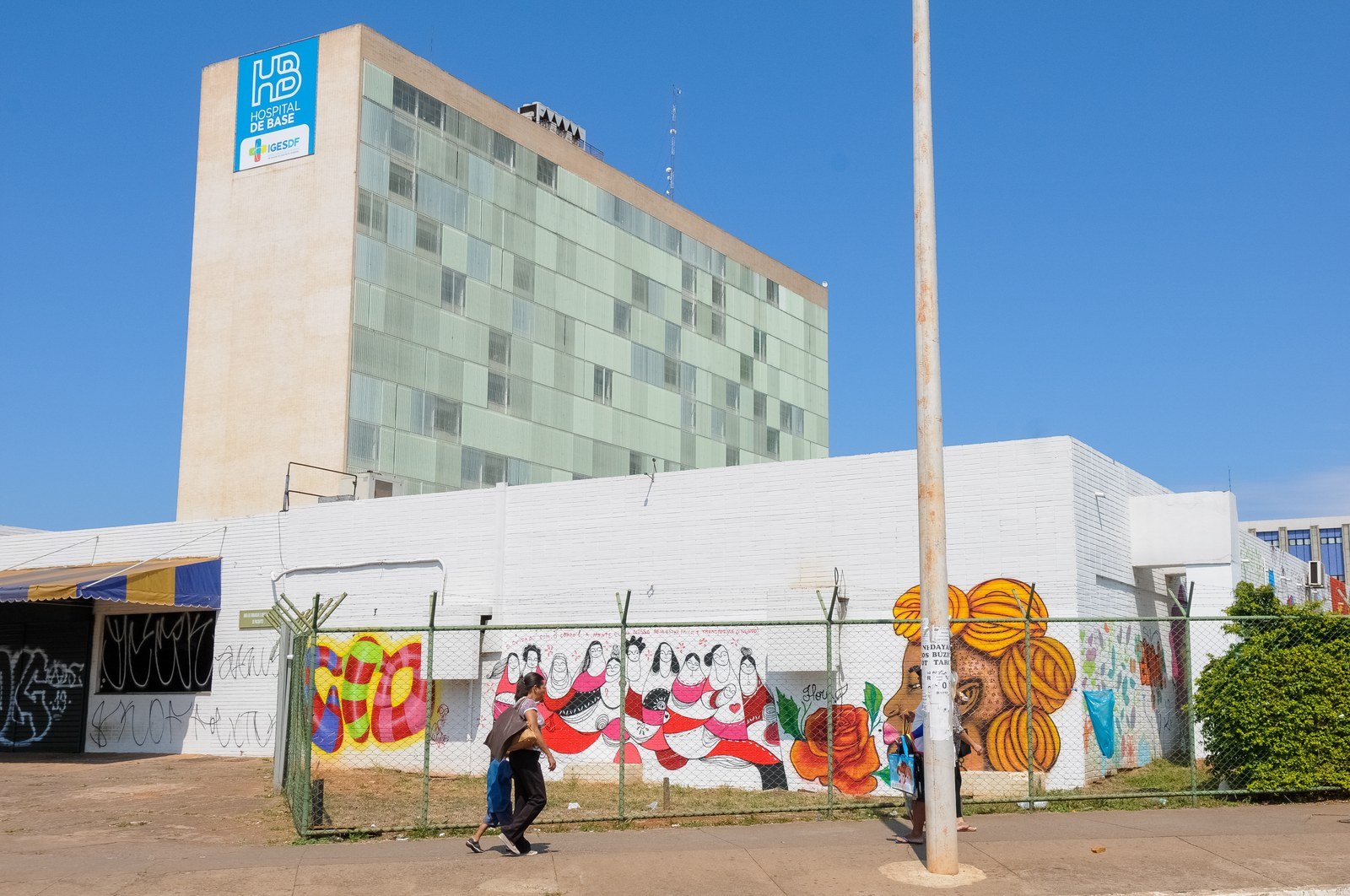 Fachada do Hospital de Base do Distrito Federal, com a placa HB e a logomarca do IgesDF