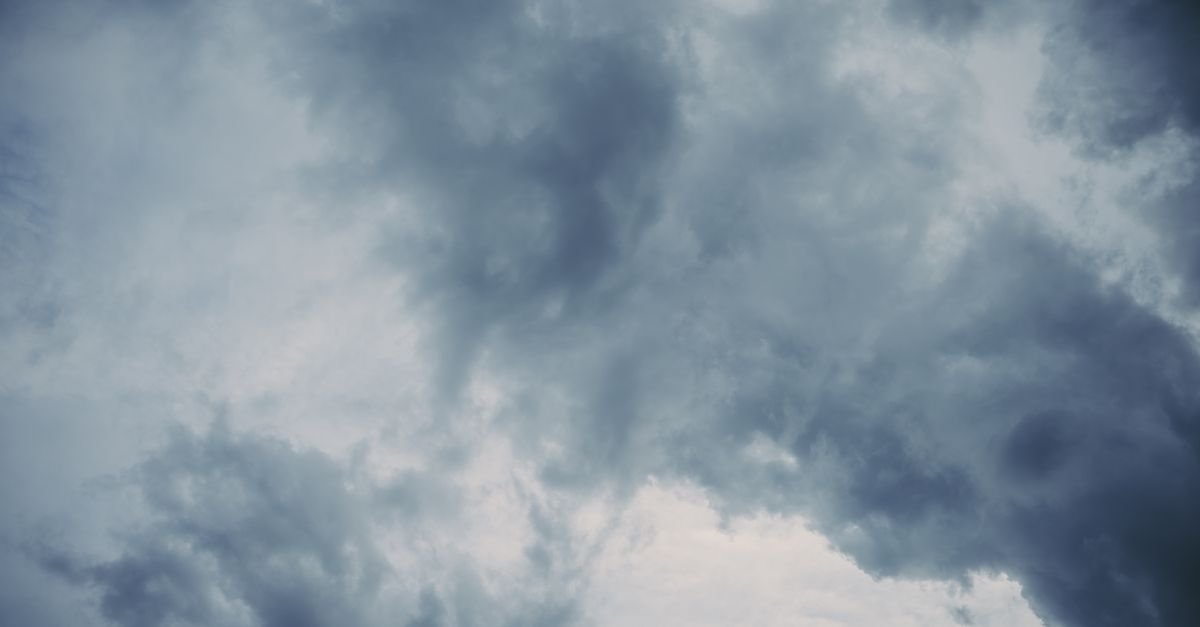 Nuvens carregadas de tempestade cobrindo o céu