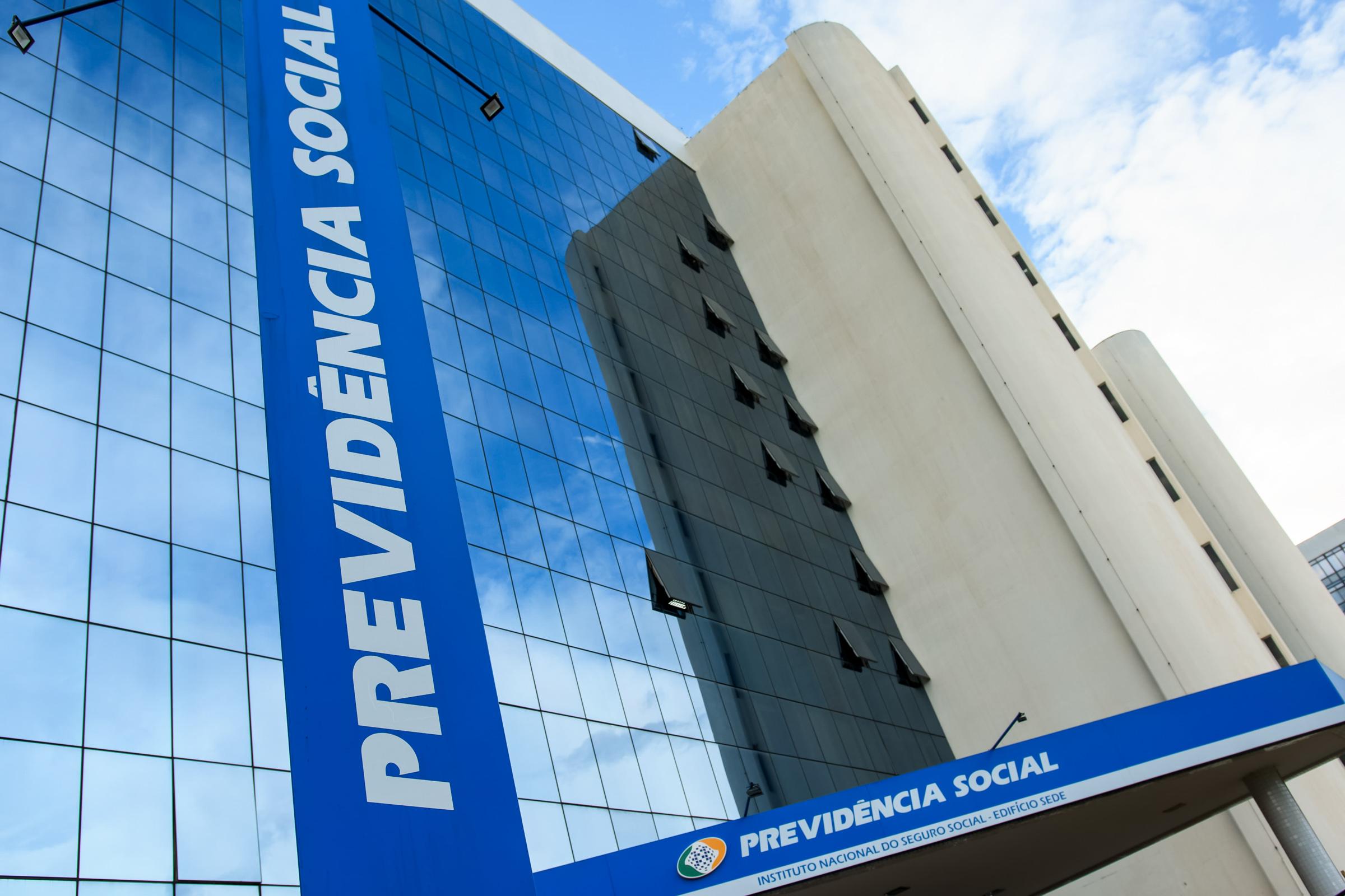 Fachada do INSS e acesso pelo aplicativo Meu INSS