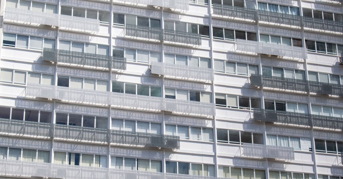 Fachada de prédio residencial com varandas e janelas alinhadas