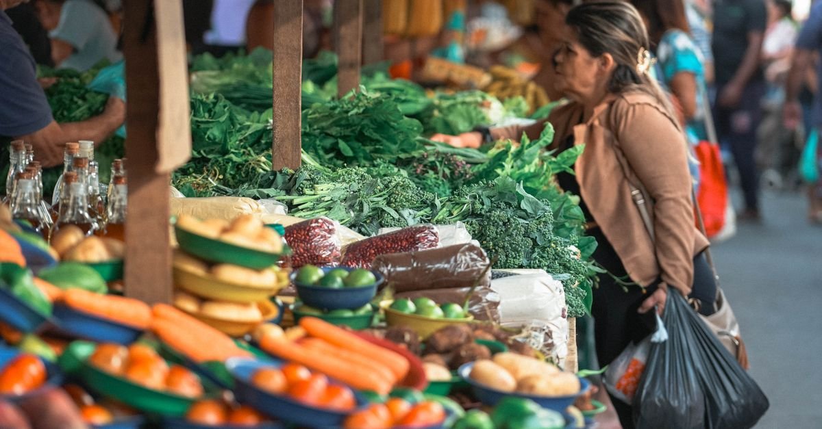 Feira livre com barracas de verduras, legumes e frutas