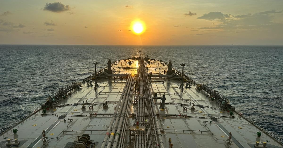 Convés de petroleiro carregado navegando em alto-mar ao pôr do sol