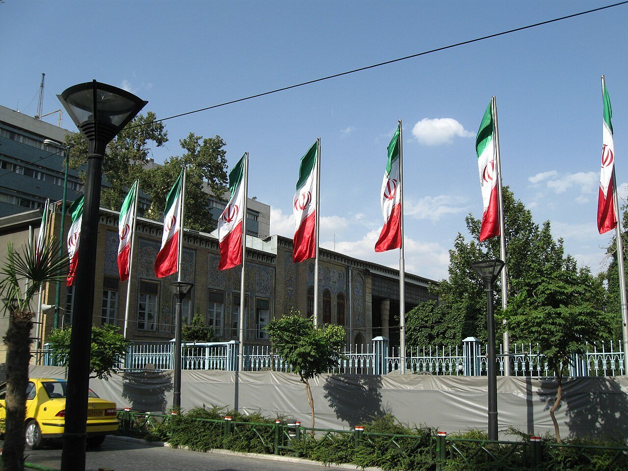 Bandeiras do Irã hasteadas em frente a prédio governamental em Teerã