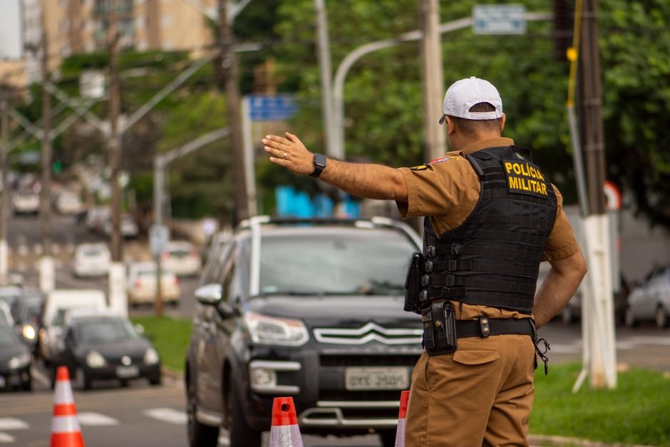 Policial militar orienta o trânsito em via urbana no Brasil