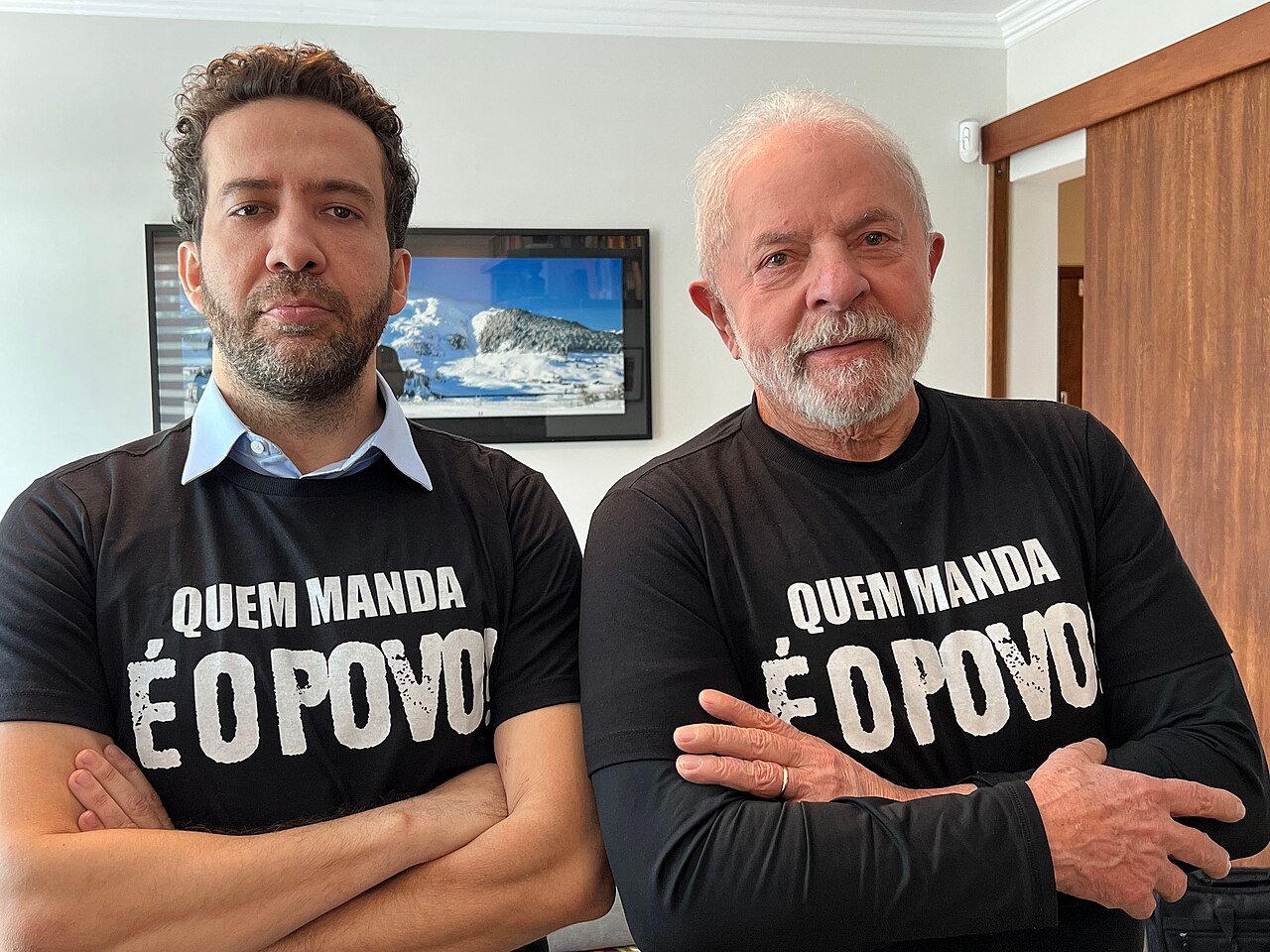 O deputado André Janones ao lado do presidente Lula em registro de agosto de 2022