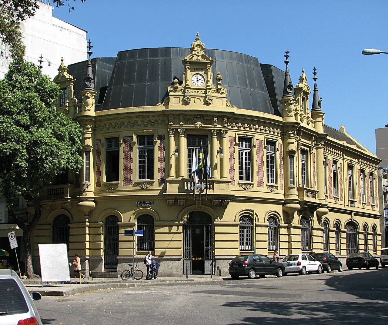 Fachada histórica de delegacia da Polícia Civil no Rio de Janeiro