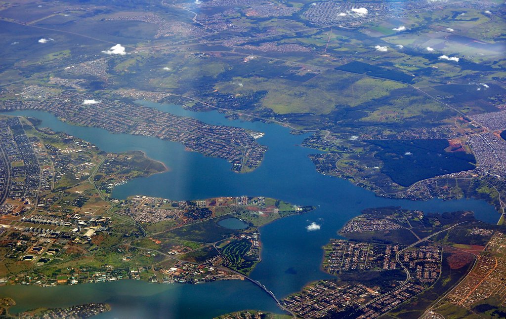 Vista aérea do Lago Paranoá e das quadras residenciais de Brasília