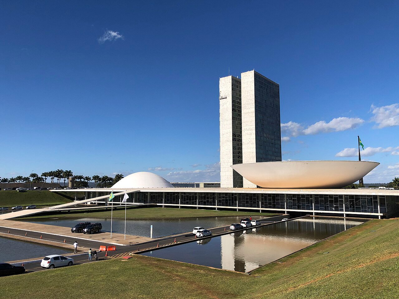 Fachada do Congresso Nacional em Brasília, com as cúpulas do Senado e da Câmara
