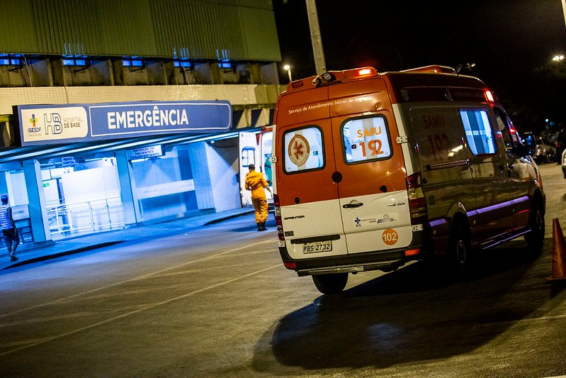 Ambulância do Samu 192 estacionada em frente à entrada de emergência do Hospital de Base, em Brasília