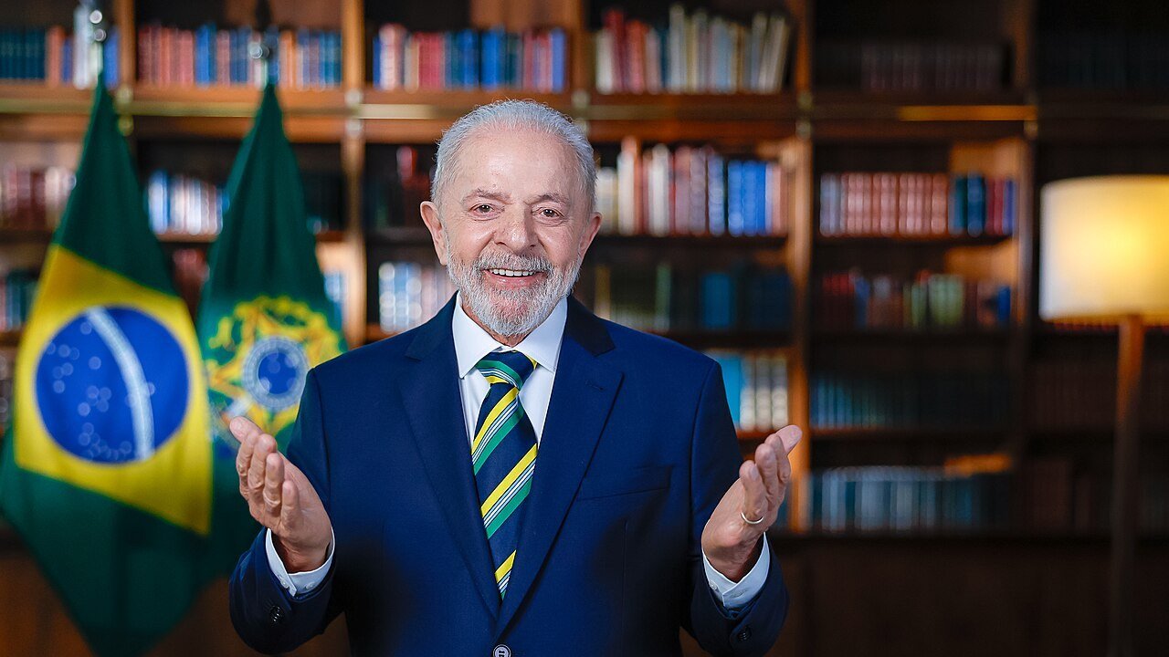 O presidente Luiz Inácio Lula da Silva durante pronunciamento oficial, com bandeiras do Brasil ao fundo