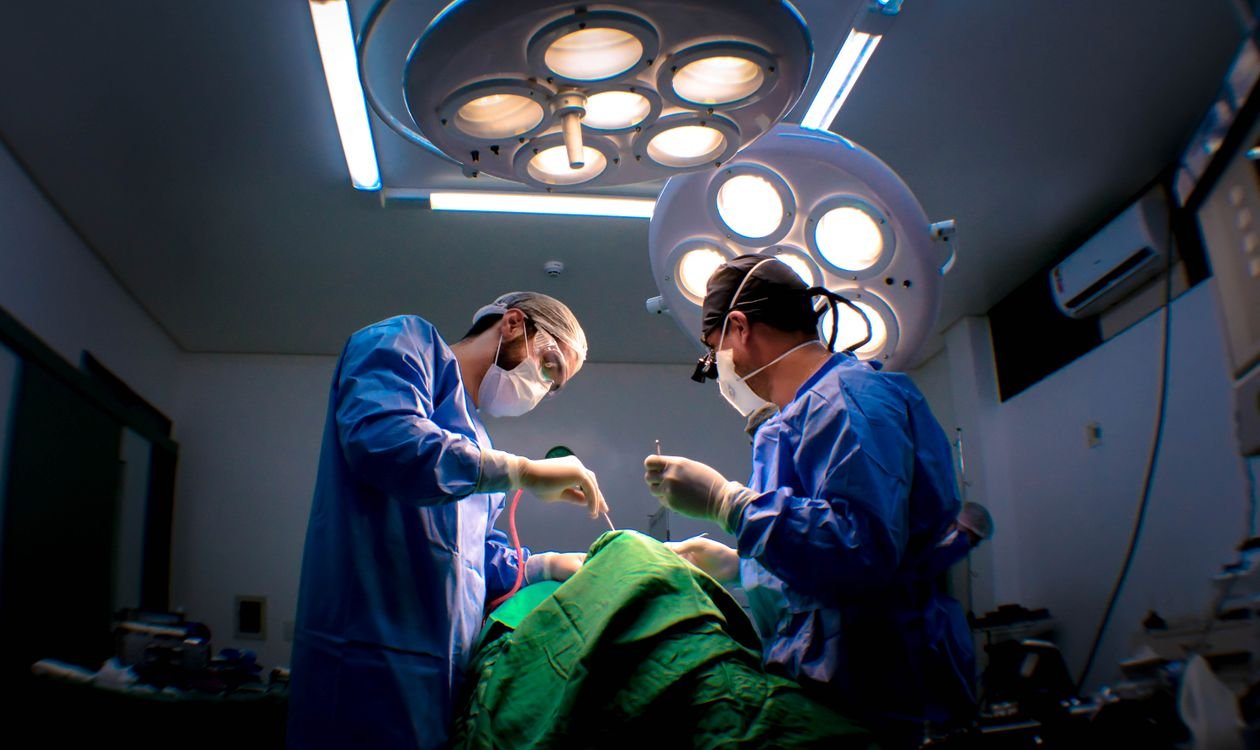 Equipe médica realiza cirurgia em centro cirúrgico