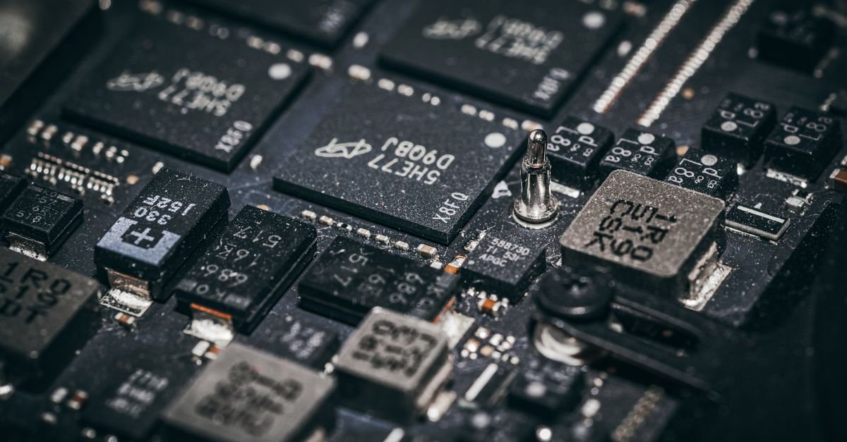 Close-up de placa de circuito eletrônico com microchips