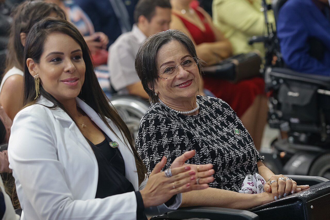 A ativista Maria da Penha, à direita, em cadeira de rodas, durante evento público em novembro de 2018