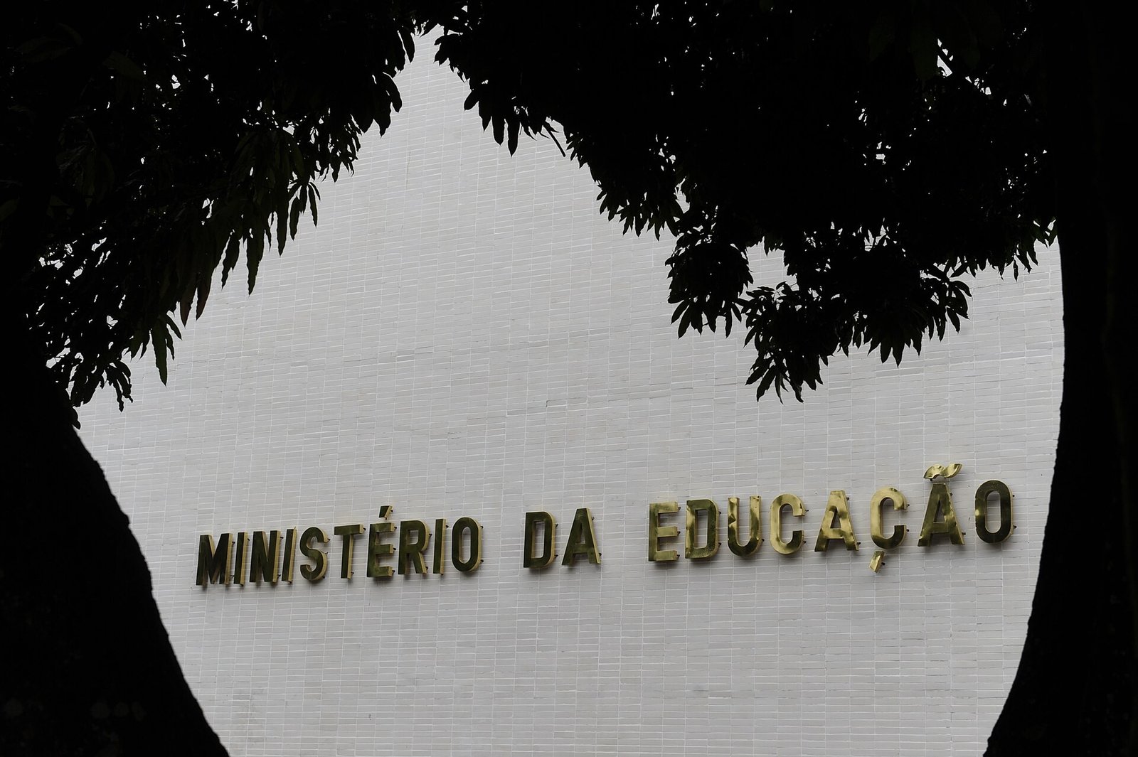 Letras douradas com a inscrição Ministério da Educação na fachada branca do prédio do MEC, na Esplanada dos Ministérios, em Brasília