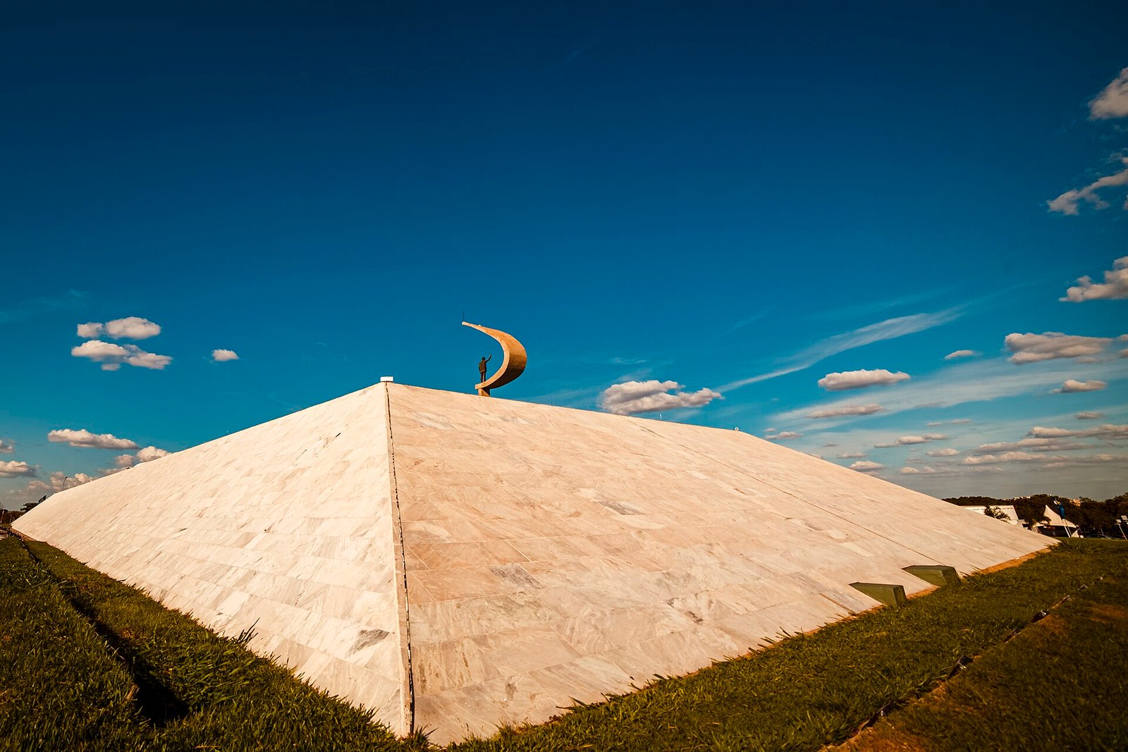 Memorial JK, em Brasília, com a estátua de Juscelino Kubitschek no alto da estrutura de mármore