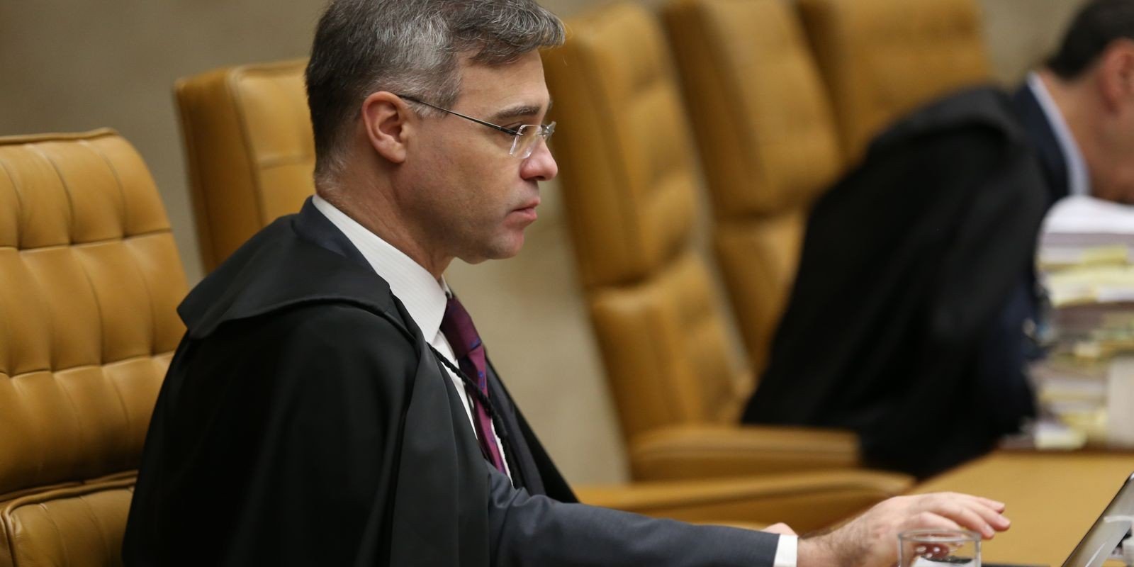Ministro André Mendonça, de toga, durante sessão do plenário do Supremo Tribunal Federal