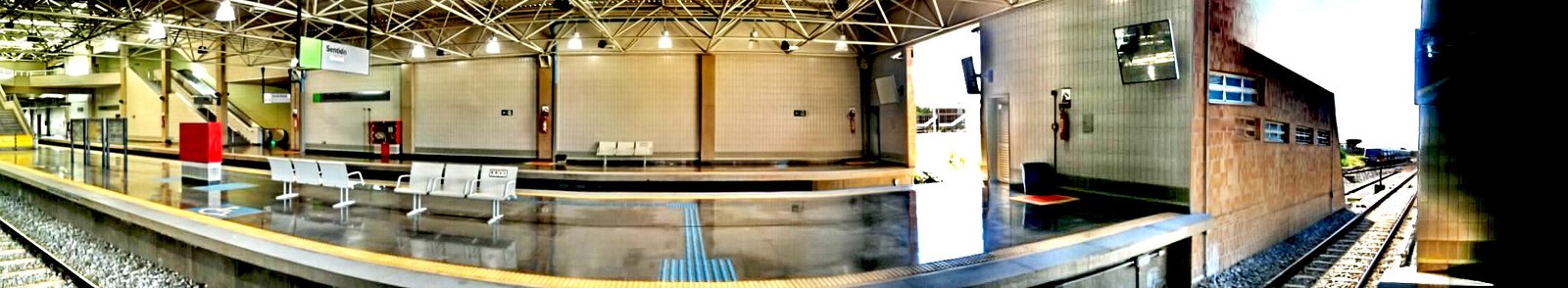 Estação do Metrô-DF com passageiros