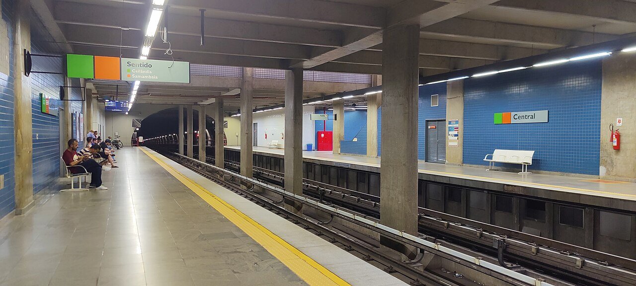 Plataforma da estação Central do Metrô-DF com placa indicando sentido Ceilândia e Samambaia