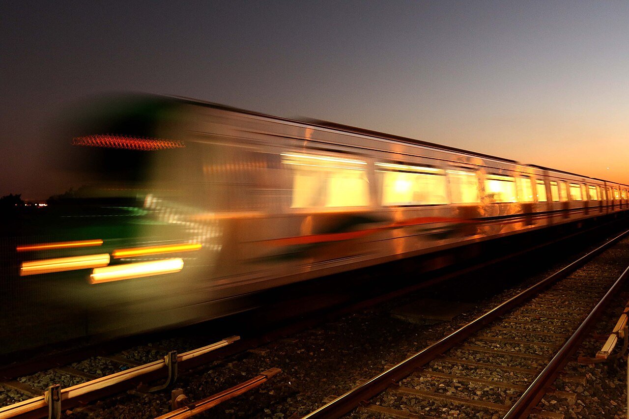 Trem do Metrô-DF em movimento ao entardecer