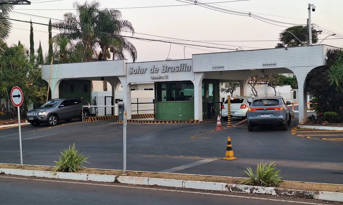 Portaria do condomínio Solar de Brasília, onde Jair Bolsonaro cumpre prisão domiciliar