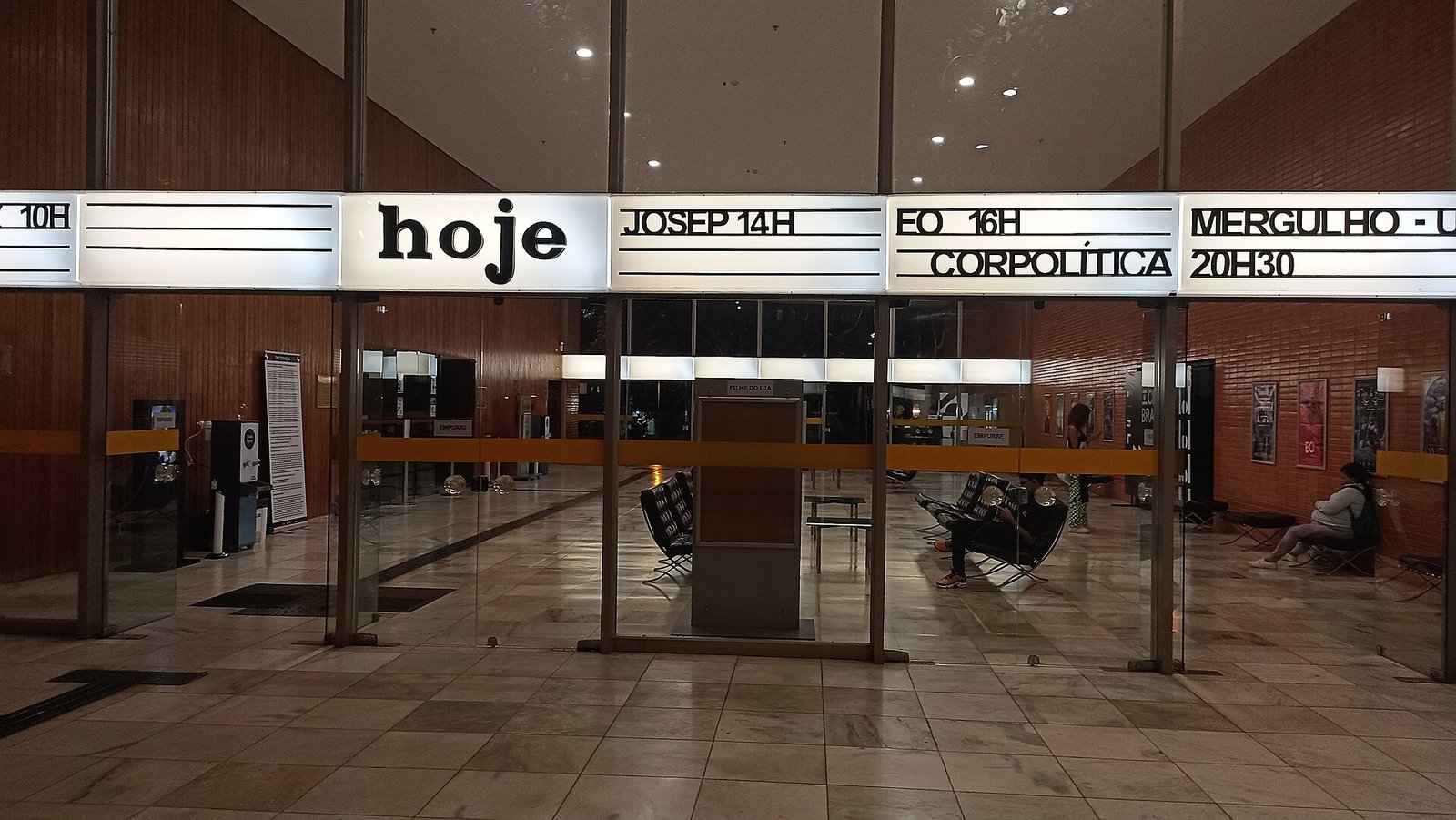 Saguão do Cine Brasília com o painel de programação do dia iluminado